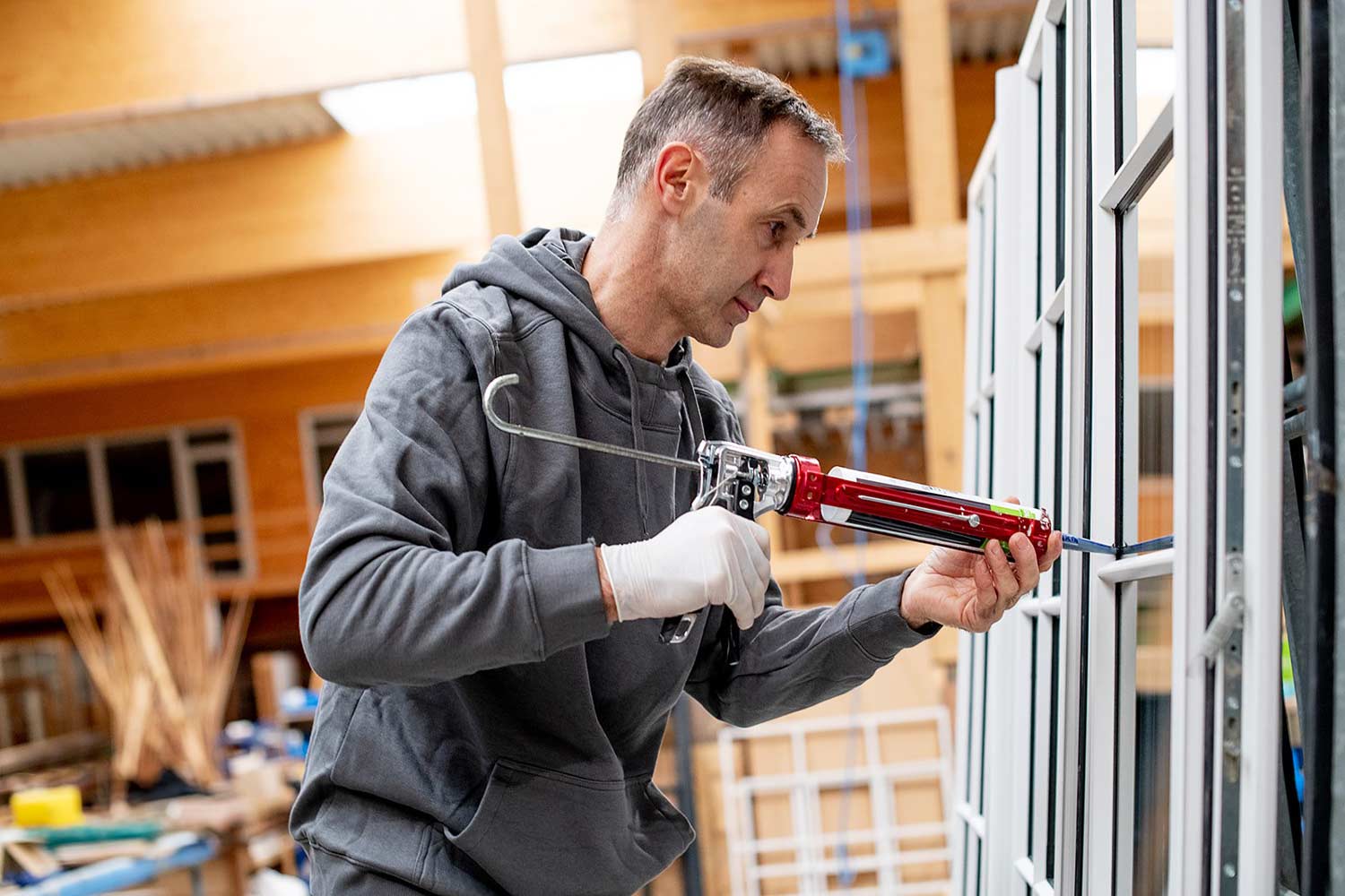 Vitrerie, pose des quincailleries, réalisation des joints