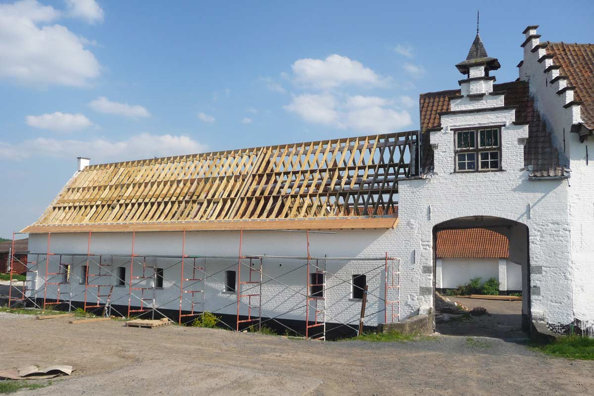 Transformation d'une ferme à Tournai avec nouvelle charpente en douglas.