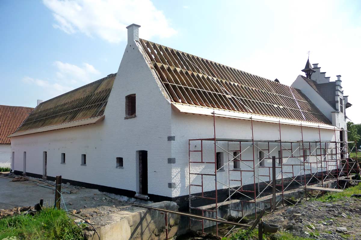 Transformation d'une ferme à Tournai avec nouvelle charpente en douglas.