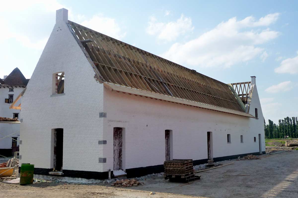 Transformation d'une ferme à Tournai avec nouvelle charpente en douglas.