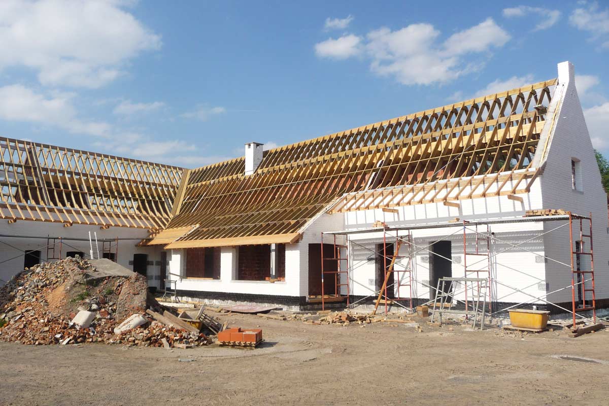 Transformation d'une ferme à Tournai avec nouvelle charpente en douglas.