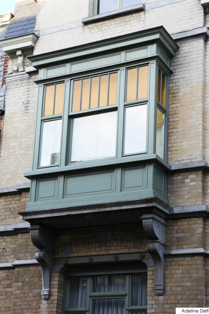 Création d'un Bow-Window à Tournai. Fabrication à l'identique et sur mesure avec double vitrage. Amélioration de la performance énergétique en respectant le style des menuiseries.