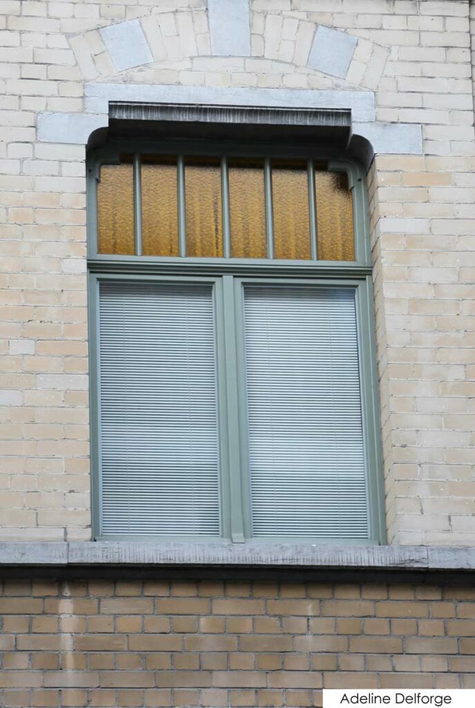 Création d'un Bow-Window à Tournai. Fabrication à l'identique et sur mesure avec double vitrage. Amélioration de la performance énergétique en respectant le style des menuiseries.