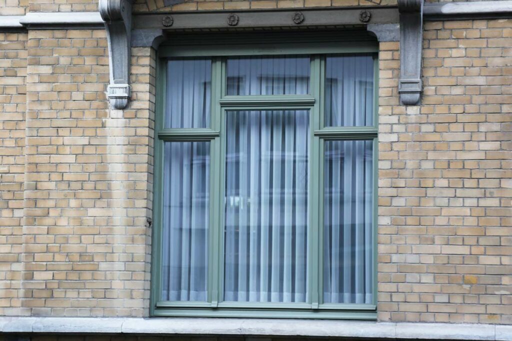 Création d'un Bow-Window à Tournai. Fabrication à l'identique et sur mesure avec double vitrage. Amélioration de la performance énergétique en respectant le style des menuiseries.