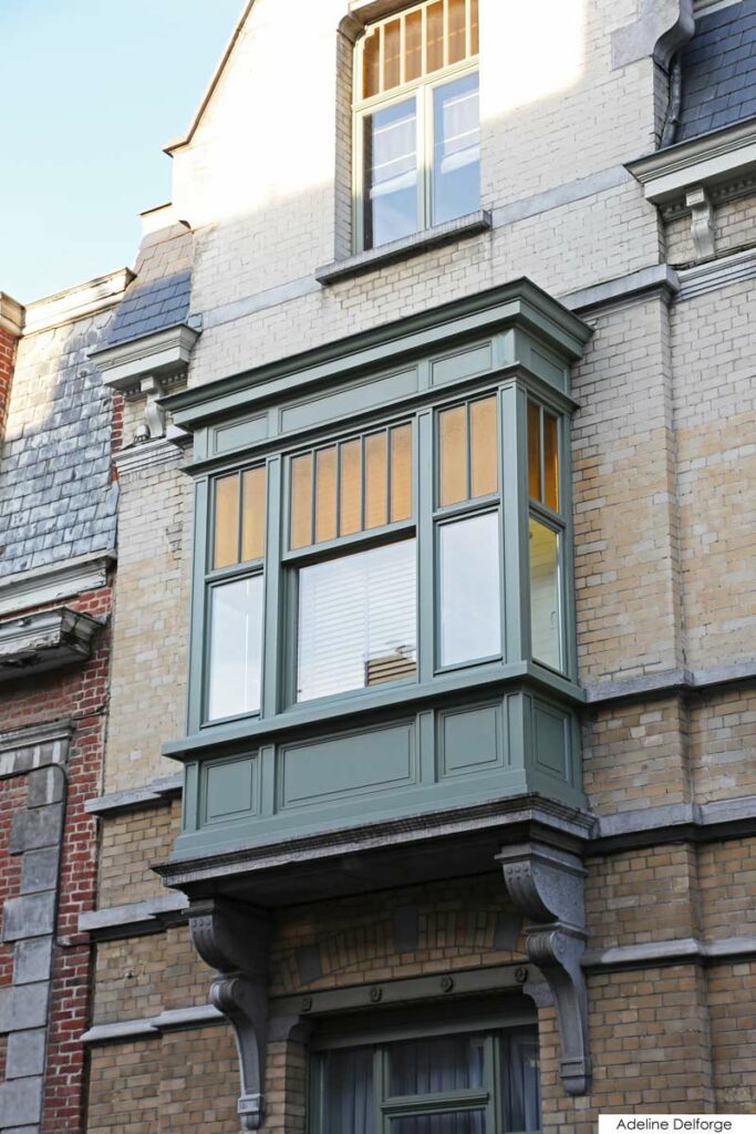 Création d'un Bow-Window à Tournai. Fabrication à l'identique et sur mesure avec double vitrage. Amélioration de la performance énergétique en respectant le style des menuiseries.