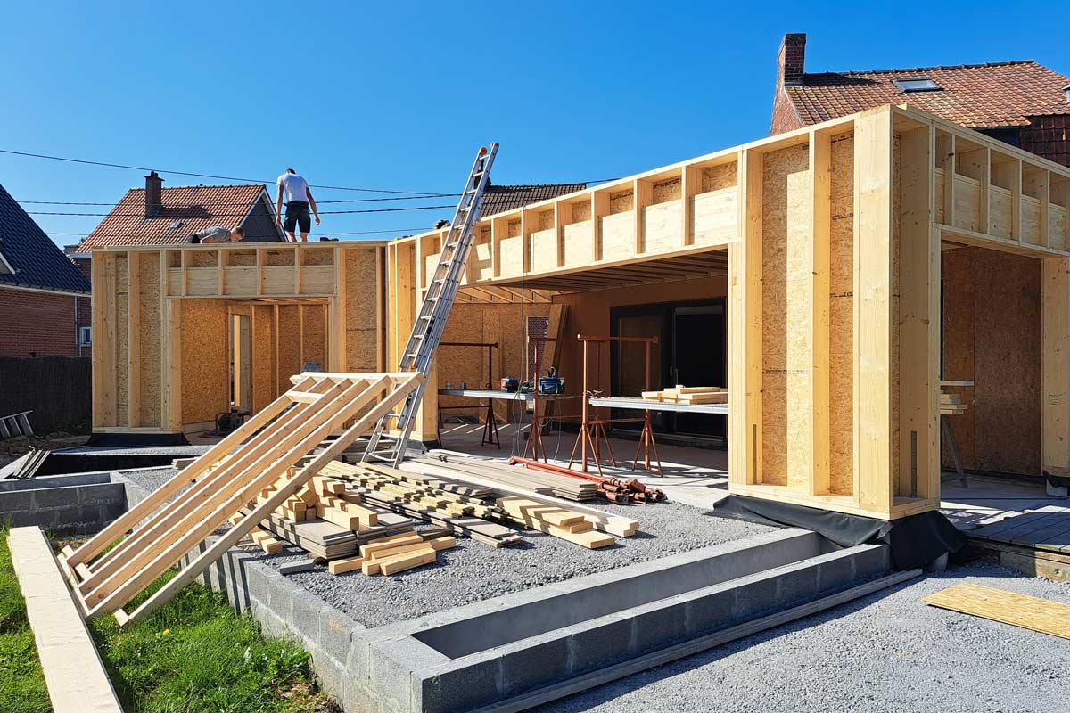 Extension d'habitation à Tournai. Bardage bois en Ayous.