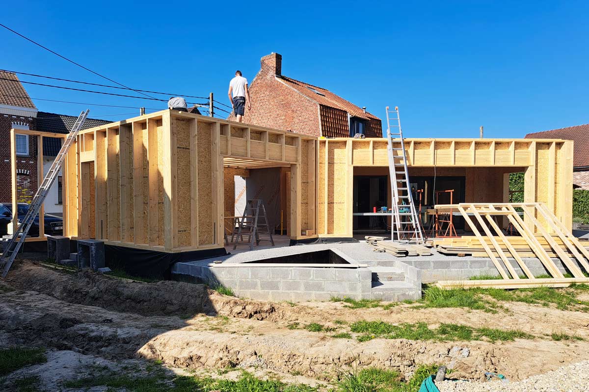 Extension d'habitation à Tournai. Bardage bois en Ayous.