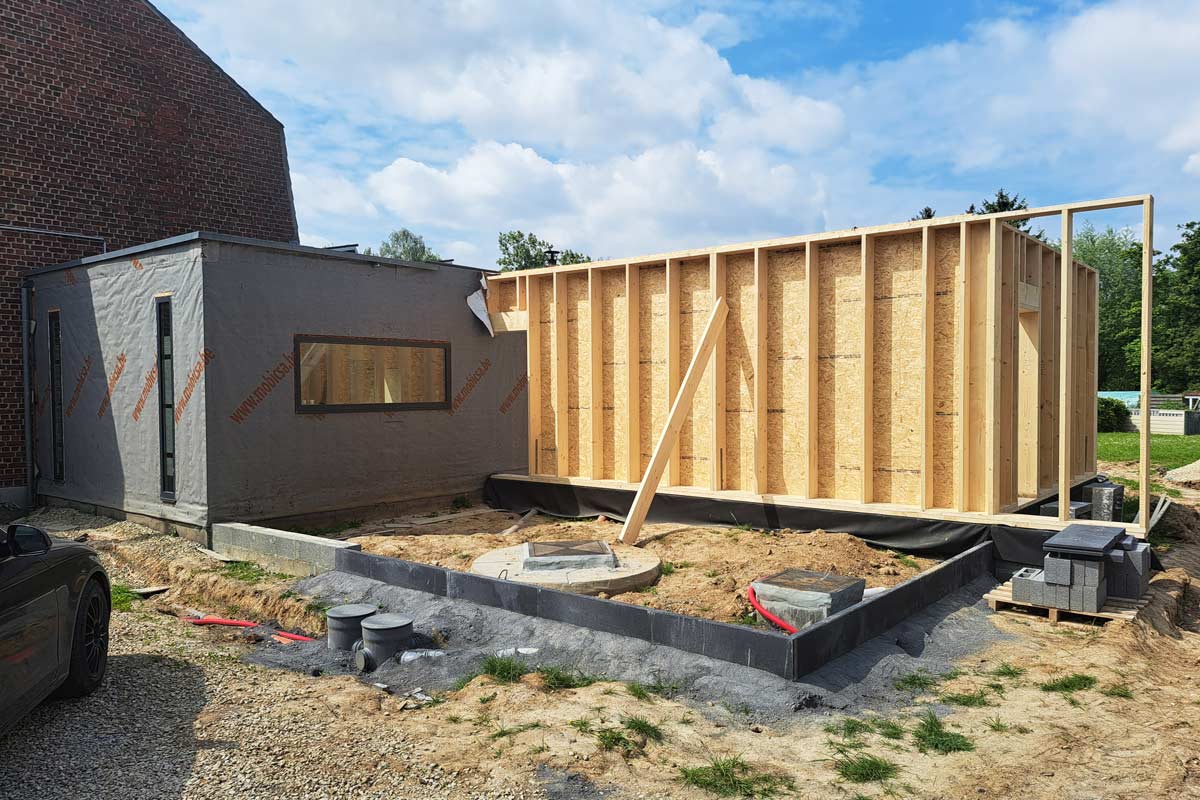 Extension d'habitation à Tournai. Bardage bois en Ayous.